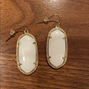 Kendra Scott Elle earrings in gold/white pearl
